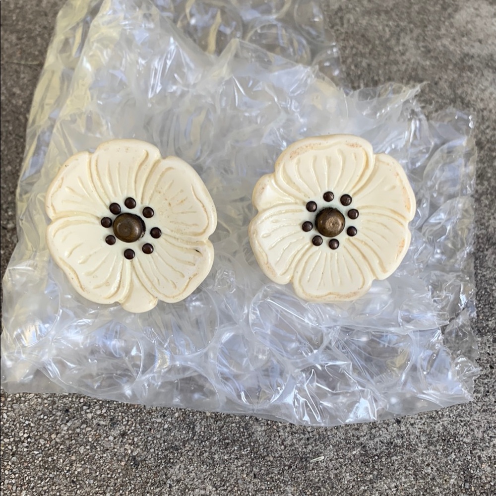 Cream Floral Drawer Knobs